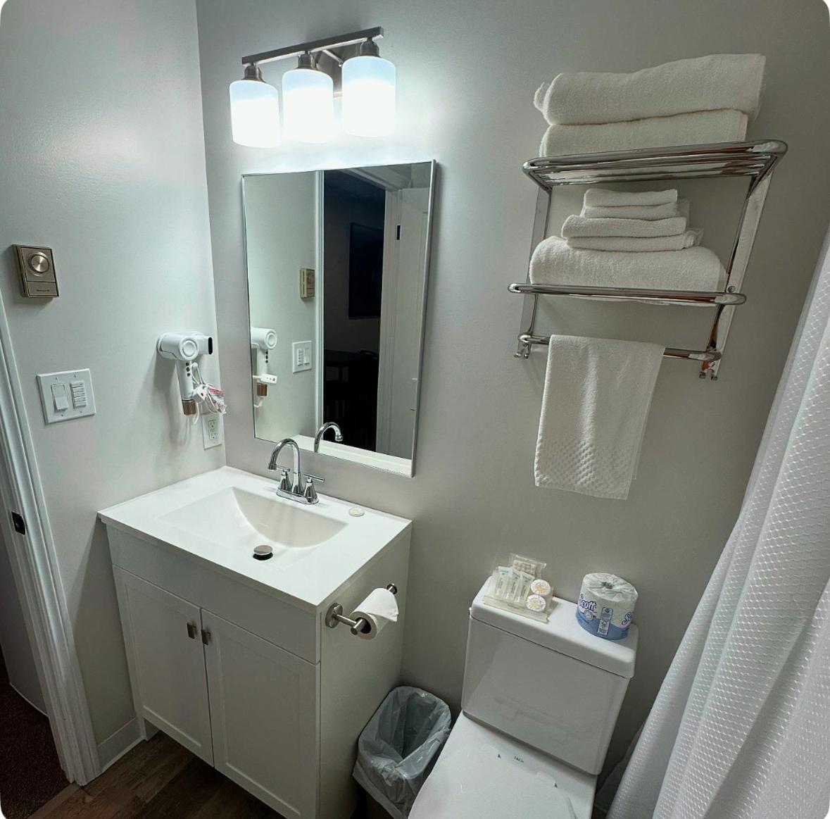 Manitoulin Inn Mindemoya ภายนอก รูปภาพ
