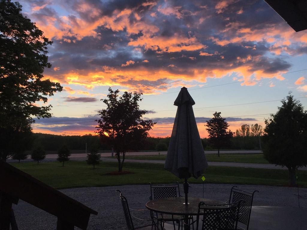 Manitoulin Inn Mindemoya ภายนอก รูปภาพ